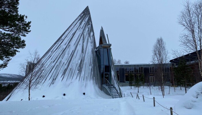 Selve Sametinget, som er den nasjonale og folkevalgte forsamlingen for samer i Norge, har en parlamentsbygning i Karasjok – omtrent én og en halv time nord-øst for Kautokeino. Sametinget styres til daglig av Sametingsrådet. Selve Sametinget, som er den nasjonale og folkevalgte forsamlingen for samer i Norge, har en parlamentsbygning i Karasjok – omtrent én og en halv time nord-øst for Kautokeino. Sametinget styres til daglig av Sametingsrådet.