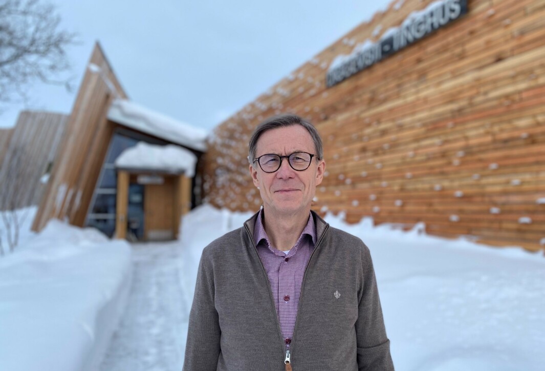 Sorenskriver Finn-Arne Schanche Selfors utenfor Indre Finnmark tingrett i Tana. Sorenskriver Finn-Arne Schanche Selfors utenfor Indre Finnmark tingrett i Tana.