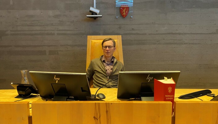 Selfors i en av rettssalene i Indre Finnmark tingrett. Selfors i en av rettssalene i Indre Finnmark tingrett.