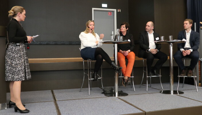 Under seminaret ble det arrangert en paneldebatt om praksis ved anvendelsen av EMDs nye føringer på barnevernfeltet, med advokat Maria Hessen Jacobsen som ordstyrer. I panelet satt de tre advokatene Rikke Arnesen, Mette Yvonne Larsen og Dag-Heine Bjørndal, og seniorrådgiver Mathias Lia Nordmoen i Barneombudet (t.h.). Under seminaret ble det arrangert en paneldebatt om praksis ved anvendelsen av EMDs nye føringer på barnevernfeltet, med advokat Maria Hessen Jacobsen som ordstyrer. I panelet satt de tre advokatene Rikke Arnesen, Mette Yvonne Larsen og Dag-Heine Bjørndal, og seniorrådgiver Mathias Lia Nordmoen i Barneombudet (t.h.).