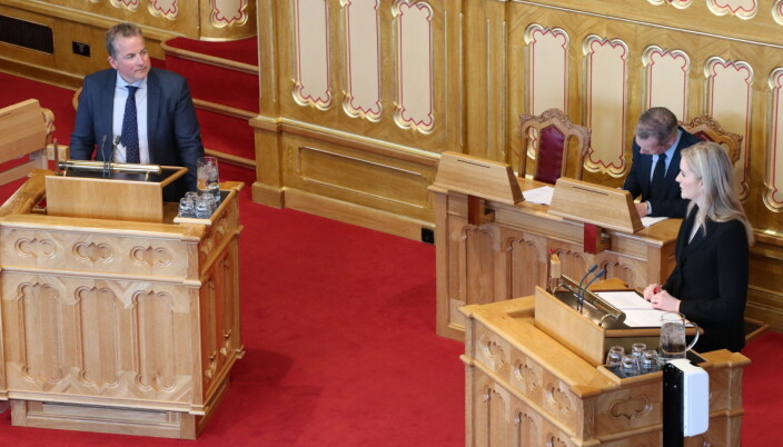 Saksordfører Sveinung Stensland (H) og justisminister Emilie Enger Mehl (Sp) under debatten på Stortinget i forbindelse med behandlingen av den nye advokatloven. Saksordfører Sveinung Stensland (H) og justisminister Emilie Enger Mehl (Sp) under debatten på Stortinget i forbindelse med behandlingen av den nye advokatloven.