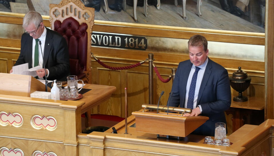 Høyres Sveinung Stensland (t.h.) under debatten i forbindelse med behandling av den nye advokatloven.