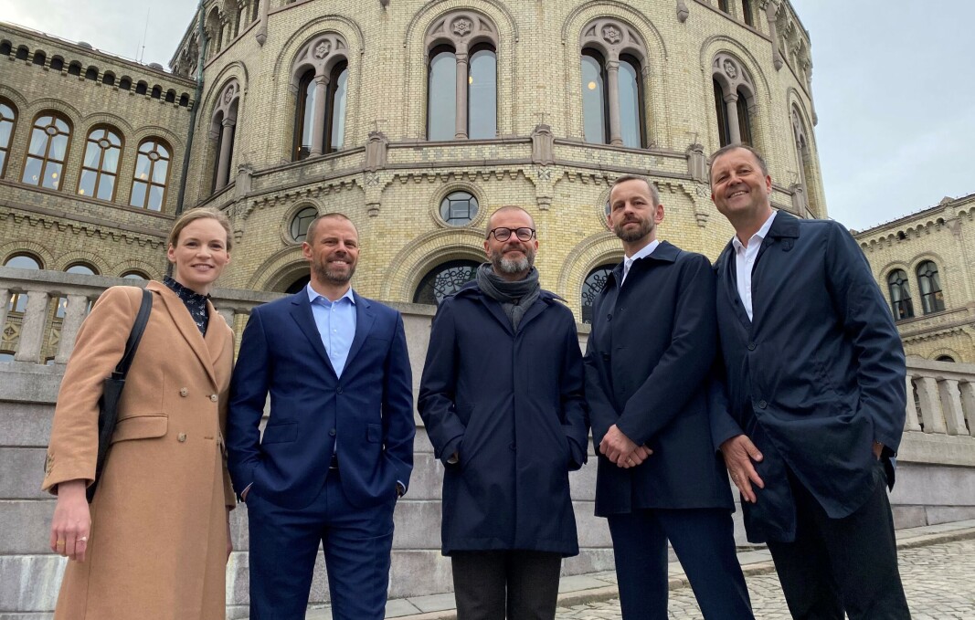 F.v.: Beate Kalvøy, Tore Strandbakken, Dag Are Børresen, Gard Olav Gabrielsen og Johan Dolven fra HELP forsikring utenfor Stortinget i forbindelse med vedtakelse av ny advokatlov. F.v.: Beate Kalvøy, Tore Strandbakken, Dag Are Børresen, Gard Olav Gabrielsen og Johan Dolven fra HELP forsikring utenfor Stortinget i forbindelse med vedtakelse av ny advokatlov.