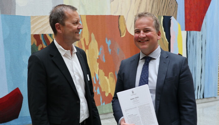 HELP-direktør Johan Dolven på Stortinget sammen med advokatlovens saksordstyrer Sveinung Stensland.