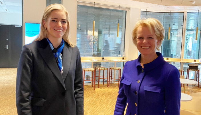 Justisminister Emile Mehl besøkte Advokatforeningen i forrige uke for å feire vedtakelsen av Advokatloven. Her sammen med generalsekretær Merete Smith. Justisminister Emile Mehl besøkte Advokatforeningen i forrige uke for å feire vedtakelsen av Advokatloven. Her sammen med generalsekretær Merete Smith.