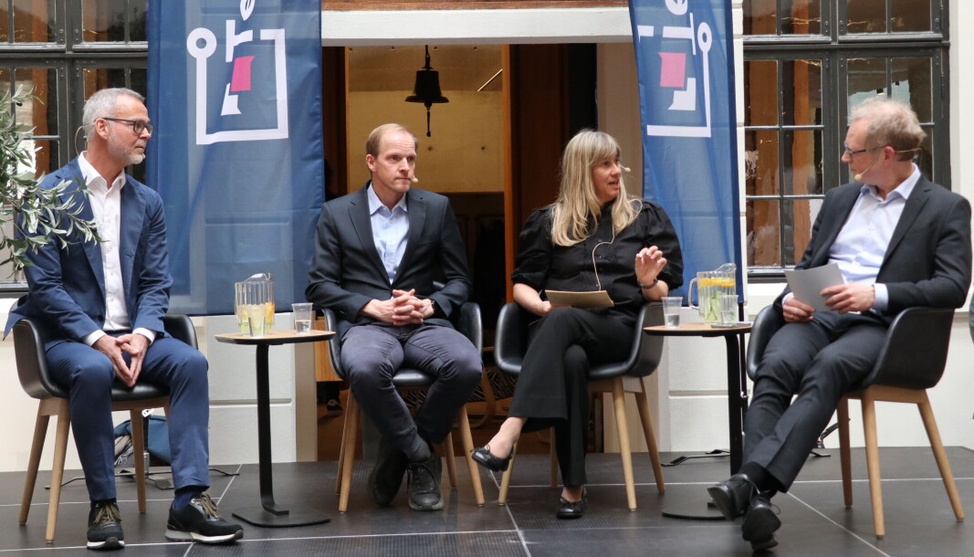 Ved åpningen av TechTorget ble det arrangert en paneldebatt om digital samhandling mellom advokater og domstolene. I panelet satt tingrettsdommer Espen Bjerkvoll (t.v.), Simonsen Vogt Wiig-partner Christian Reusch, avdelingsdirektør Ingrid Olsen i DA og Hjort-direktør Christopher Helgeby. - Vi er avhengig av enkle løsninger som er forståelige og som alle kan bruke, som ikke oppleves som en ekstra komplikasjon for det vi gjør og som gjør at vi får kommunisert med domstolene, motparter og forvaltningen på en god måte, sa advokat Christian Reusch under debatten. Ved åpningen av TechTorget ble det arrangert en paneldebatt om digital samhandling mellom advokater og domstolene. I panelet satt tingrettsdommer Espen Bjerkvoll (t.v.), Simonsen Vogt Wiig-partner Christian Reusch, avdelingsdirektør Ingrid Olsen i DA og Hjort-direktør Christopher Helgeby. - Vi er avhengig av enkle løsninger som er forståelige og som alle kan bruke, som ikke oppleves som en ekstra komplikasjon for det vi gjør og som gjør at vi får kommunisert med domstolene, motparter og forvaltningen på en god måte, sa advokat Christian Reusch under debatten.
