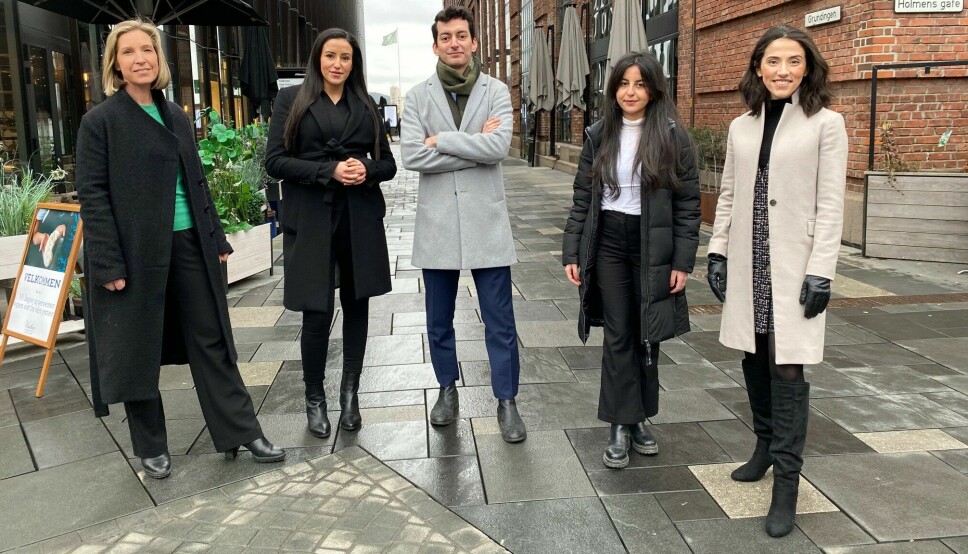 Christel Søreide, Fatima Dahri, Oguz Kalayci, Nariman Hame og Vjosa Maxhuni håper en mentorordning for kan bidra til å ufarliggjøre advokatbransjen for studenter med minoritetsbakgrunn.