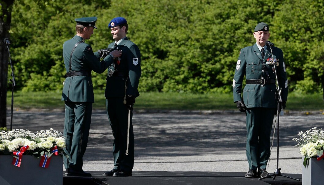 Forsvarssjef Eirik Kristoffersen deler ut innsatsmedaljen til Sigve Nærø Innselset for hans handlekraft i den utsatte situasjonen både nordmenn og flere allierte befant seg i i Irak i januar 2020. Forsvarssjef Eirik Kristoffersen deler ut innsatsmedaljen til Sigve Nærø Innselset for hans handlekraft i den utsatte situasjonen både nordmenn og flere allierte befant seg i i Irak i januar 2020.