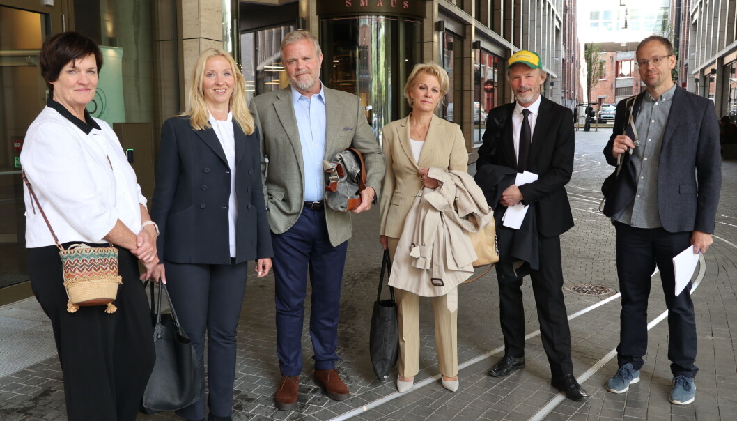 Mette Yvonne Larsen, Anne Kjølseth Ekerholt, Jon Wessel-Aas, Merete Smith, Frode Sulland og Martin Kaasgaard Nielsen mekler på vegne av Advokatforeningen. Mette Yvonne Larsen, Anne Kjølseth Ekerholt, Jon Wessel-Aas, Merete Smith, Frode Sulland og Martin Kaasgaard Nielsen mekler på vegne av Advokatforeningen.