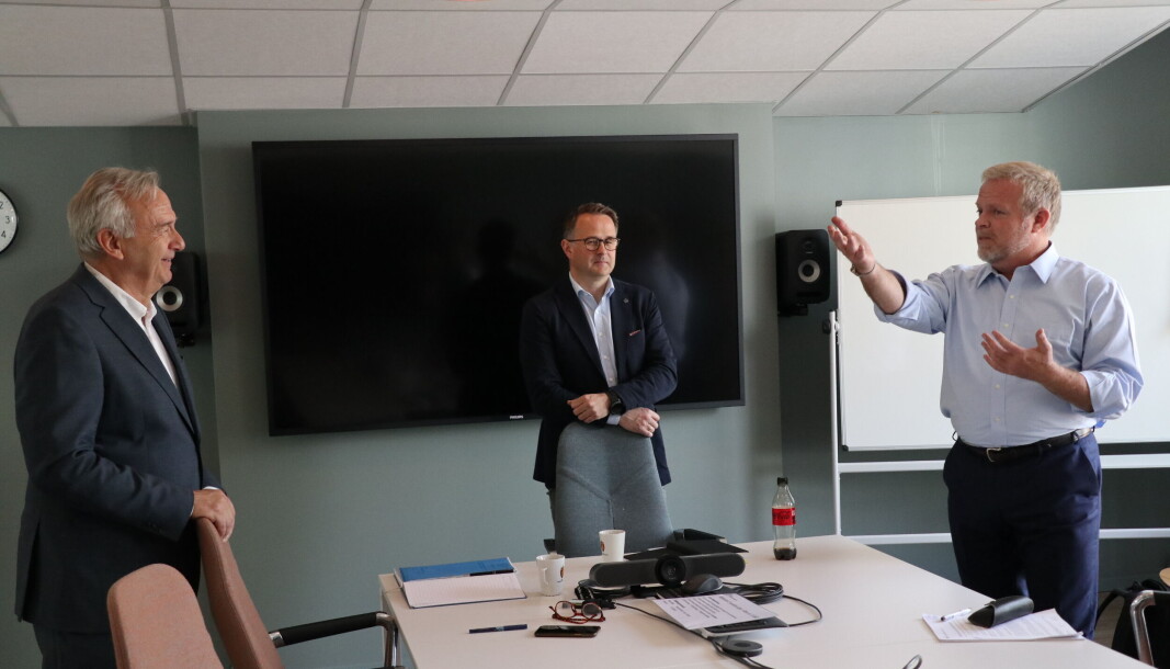 De to meklerne Tor-Aksel Busch og Mats Ruland sammen med Advokatforeningens leder Jon Wessel-Aas. De to meklerne Tor-Aksel Busch og Mats Ruland sammen med Advokatforeningens leder Jon Wessel-Aas.