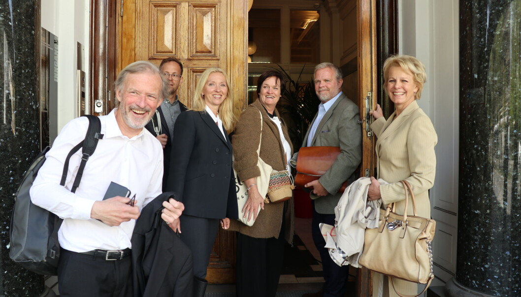 Advokatforeningens delegasjon på vei inn til mekling mandag. Fra v. Frode Sulland, politisk rådgiver Martin Kaasgaard Nielsen, hovedstyremedlem Anne Kjølseth Ekerholt, Mette Yvonne Larsen, Jon Wessel-Aas og Merete Smith. Larsen og Sulland sitter i aksjonskomiteen. Advokatforeningens delegasjon på vei inn til mekling mandag. Fra v. Frode Sulland, politisk rådgiver Martin Kaasgaard Nielsen, hovedstyremedlem Anne Kjølseth Ekerholt, Mette Yvonne Larsen, Jon Wessel-Aas og Merete Smith. Larsen og Sulland sitter i aksjonskomiteen.