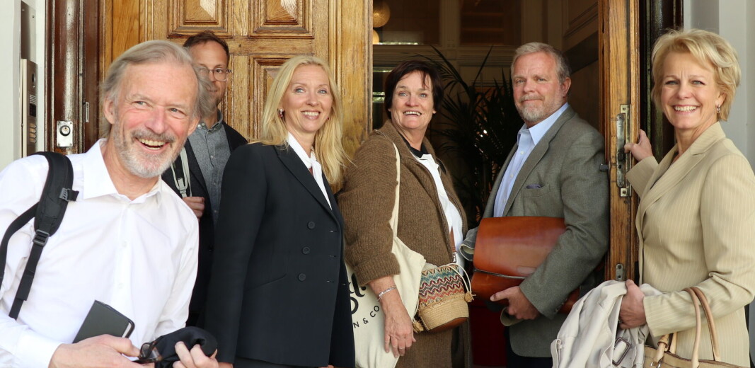 Her er Advokatforeningens forhandlingsgruppe på vei inn til mekling. Fra v. Frode Sulland, Martin Kaasgaard Nielsen, Anne K. Ekerholt, Mette Yvonne Larsen, Jon Wessel-Aas og Merete Smith. Her er Advokatforeningens forhandlingsgruppe på vei inn til mekling. Fra v. Frode Sulland, Martin Kaasgaard Nielsen, Anne K. Ekerholt, Mette Yvonne Larsen, Jon Wessel-Aas og Merete Smith.