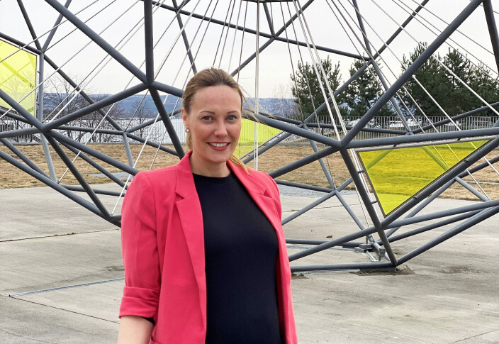 Hilde Grønland Kuburic venter nå sitt tredje barn. Hun skal ta permisjon, men planen er å jobbe tjue prosent, for å holde kontakten. – Men her blir man ikke glemt. Jeg har fått mer krevende roller hver gang jeg har kommet tilbake fra permisjon, forteller hun. Hilde Grønland Kuburic venter nå sitt tredje barn. Hun skal ta permisjon, men planen er å jobbe tjue prosent, for å holde kontakten. – Men her blir man ikke glemt. Jeg har fått mer krevende roller hver gang jeg har kommet tilbake fra permisjon, forteller hun.