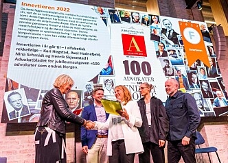 Advokatbladet hedret med pris for utgaven om 100 advokater som endret Norge