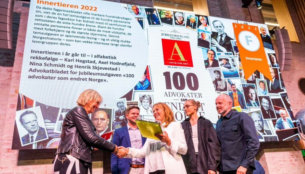 Prisen ble delt ut av Anne Hafstad. Fra v. journalist Henrik Skjevestad (som nå har sluttet), redaktør Nina Schmidt, journalist Kari Hegstad og kreativ leder Øyvind Kristiansen i Mediamania, byrået som designer bladet. Prisen ble delt ut av Anne Hafstad. Fra v. journalist Henrik Skjevestad (som nå har sluttet), redaktør Nina Schmidt, journalist Kari Hegstad og kreativ leder Øyvind Kristiansen i Mediamania, byrået som designer bladet.