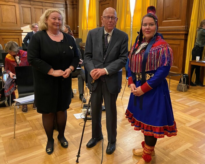 Høyesterettsjustitiarius Toril Marie Øie, Carsten Smith og sametingspresident Silje Karine Muotka.