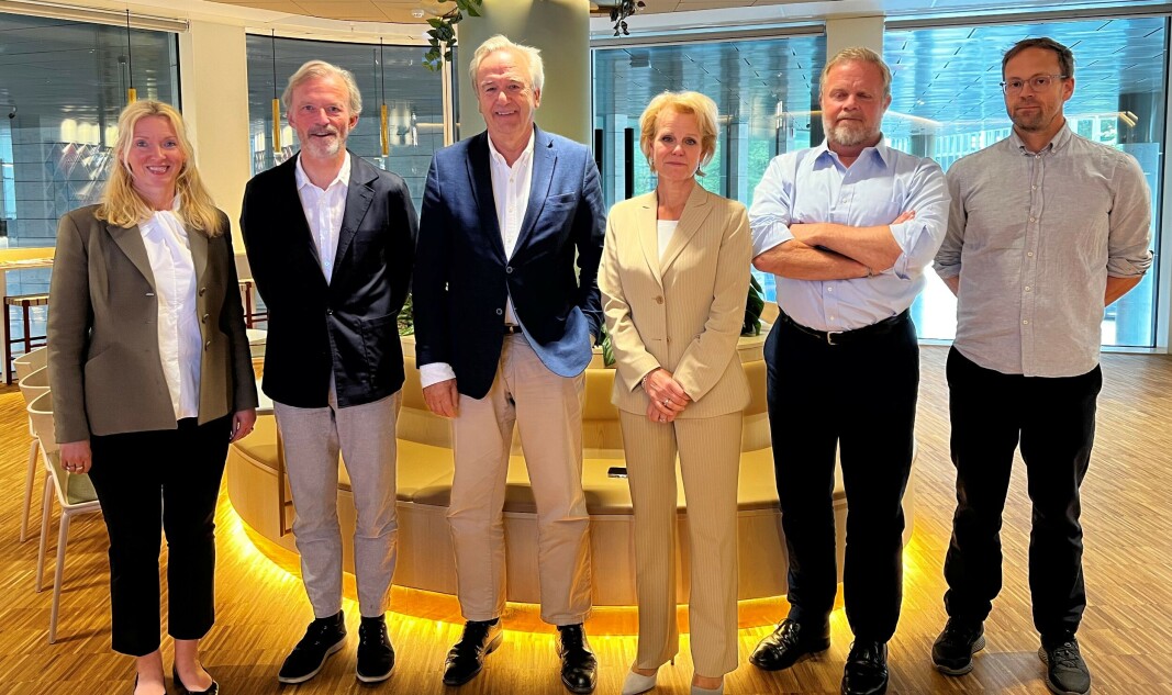 Advokatforeningens team som har meklet i dag, bestod av Anne Ekerholt, Frode Sulland, Merete Smith, Jon Wessel-Aas og Martin Kaasgaard Nielsen. I midten tidligere riksadvokat Tor-Aksel Busch, som har meklet sammen med riksmekler Mats Ruland. Advokatforeningens team som har meklet i dag, bestod av Anne Ekerholt, Frode Sulland, Merete Smith, Jon Wessel-Aas og Martin Kaasgaard Nielsen. I midten tidligere riksadvokat Tor-Aksel Busch, som har meklet sammen med riksmekler Mats Ruland.