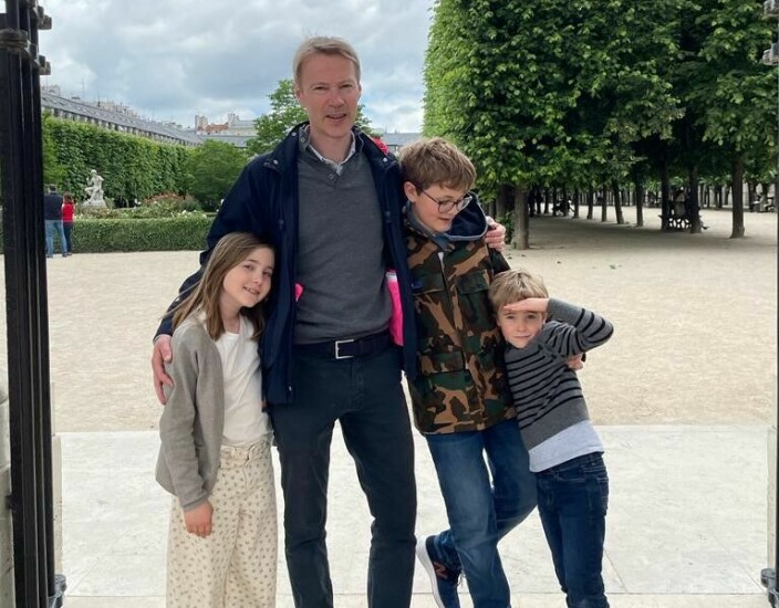 Røsås sammen med barna på familieferie i Paris.