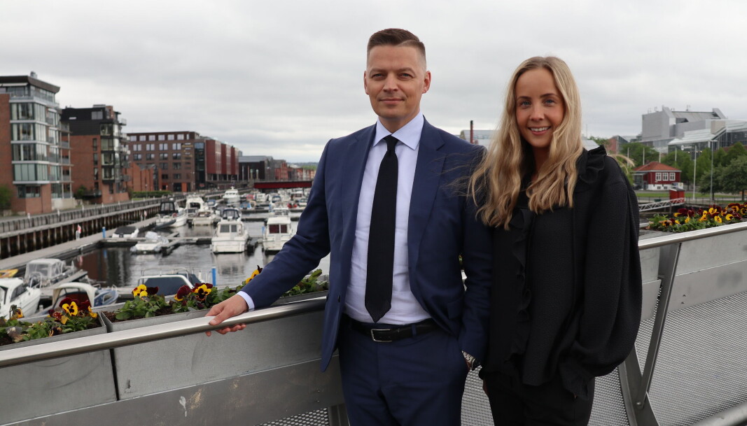 André Michaelsen og Maiken Lenes på Blomsterbrua ved Solsiden, like utenfor kontoret i Trondheim. André Michaelsen og Maiken Lenes på Blomsterbrua ved Solsiden, like utenfor kontoret i Trondheim.