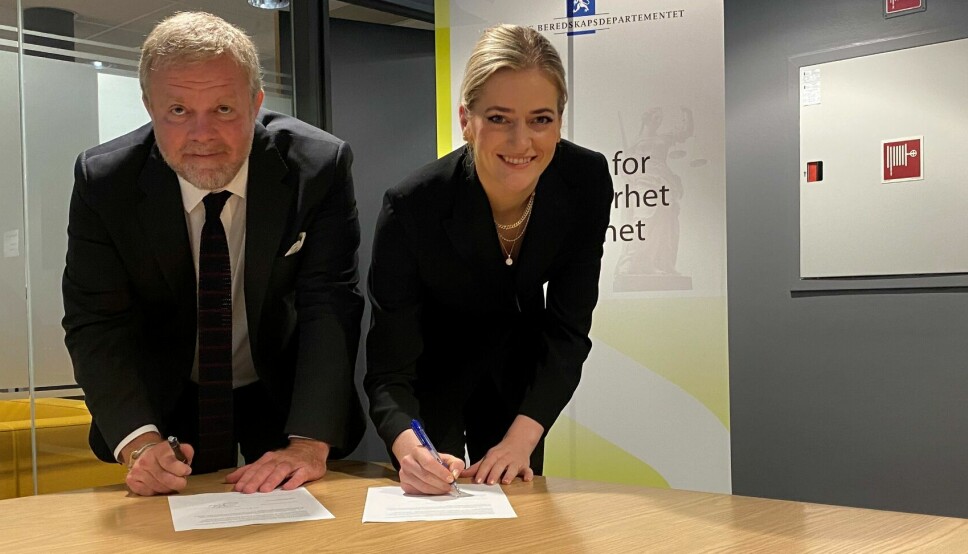 Advokatforeningens leder Jon Wessel-Aas og justisminister Emilie Mehl signerte avtalen i Justisdepartementet fredag morgen.