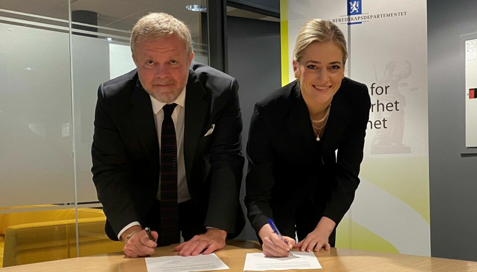 Jon Wessel-Aas og justisminister Emile Mehl (Sp) underskrev avtalen som avsluttet advokatstreiken den 24.juni.