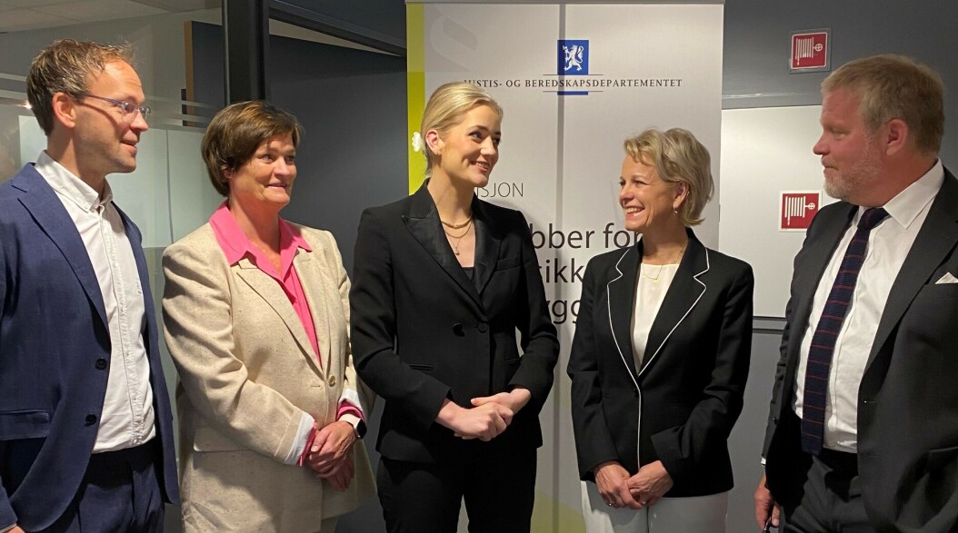 Advokatforeningens delegasjon sammen med justisminister Emilie Mehl. Fra v. Martin Kaasgaard Nielsen, Mette Yvonne Larsen, Emilie Mehl, Merete Smith og Jon Wessel-Aas. Advokatforeningens delegasjon sammen med justisminister Emilie Mehl. Fra v. Martin Kaasgaard Nielsen, Mette Yvonne Larsen, Emilie Mehl, Merete Smith og Jon Wessel-Aas.
