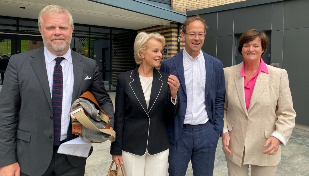 Advokatforeningen og Justisdepartementet sendte ut en felles pressemelding om avtalen. Fra v. leder Jon Wessel-Aas, generalsekretær Merete Smith, politisk rådgiver Martin Kaasgaard Nielsen og medlem av aksjonskomiteen, advokat Mette Yvonne Larsen. Advokatforeningen og Justisdepartementet sendte ut en felles pressemelding om avtalen. Fra v. leder Jon Wessel-Aas, generalsekretær Merete Smith, politisk rådgiver Martin Kaasgaard Nielsen og medlem av aksjonskomiteen, advokat Mette Yvonne Larsen.