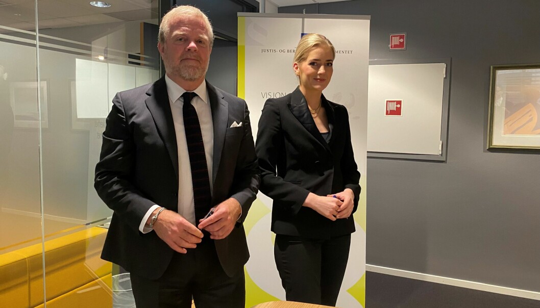 Advokatforeningens leder Jon Wessel-Aas og justisminister Emilie Mehl møttes i departementet for å undertegne avtalen som avsluttet advokatstreiken i juni.