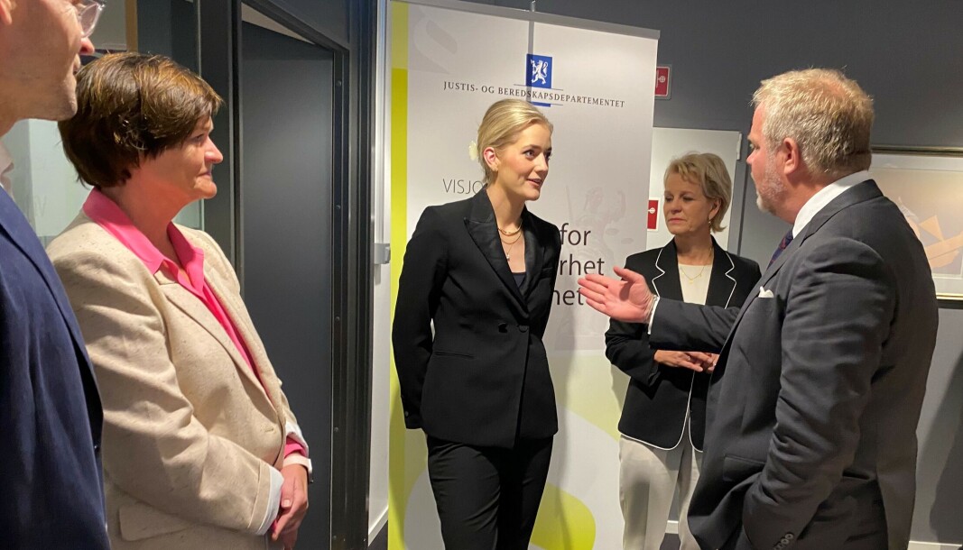 Fra v. Mette Yvonne Larsen, justisminister Emilie Mehl (Sp), Merete Smith og Jon Wessel-Aas i Justisdepartementet. Fra v. Mette Yvonne Larsen, justisminister Emilie Mehl (Sp), Merete Smith og Jon Wessel-Aas i Justisdepartementet.
