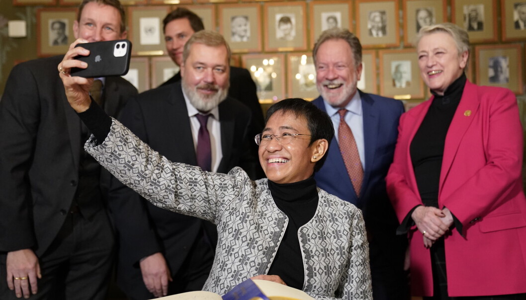 Hun skal dele ut to fredspriser til, før hennes periode som leder av Nobelkomiteen er over. Her med Nobelkomiteen og fjorårets vinnere, Maria Ressa som tar en selfie sammen med medprisvinner Dimitrij Muratov og tidligere vinner David Beasley. Hun skal dele ut to fredspriser til, før hennes periode som leder av Nobelkomiteen er over. Her med Nobelkomiteen og fjorårets vinnere, Maria Ressa som tar en selfie sammen med medprisvinner Dimitrij Muratov og tidligere vinner David Beasley.