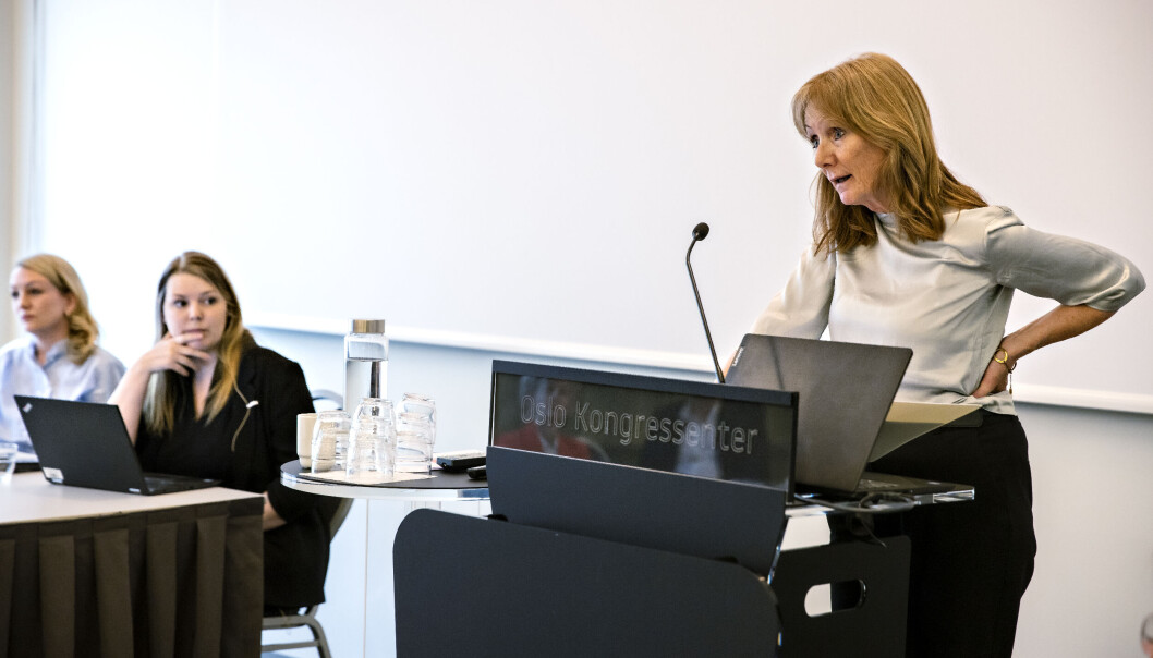 – Det er gyldige argumenter på begge sider for å gjøre noe med voldtektstraffebudet, sa Katrine Holter, og advarte mot en for polarisert debatt. Fra v. Silje C. Hellesen, Katrine Holter og på talerstolen Anne Kroken. – Det er gyldige argumenter på begge sider for å gjøre noe med voldtektstraffebudet, sa Katrine Holter, og advarte mot en for polarisert debatt. Fra v. Silje C. Hellesen, Katrine Holter og på talerstolen Anne Kroken.
