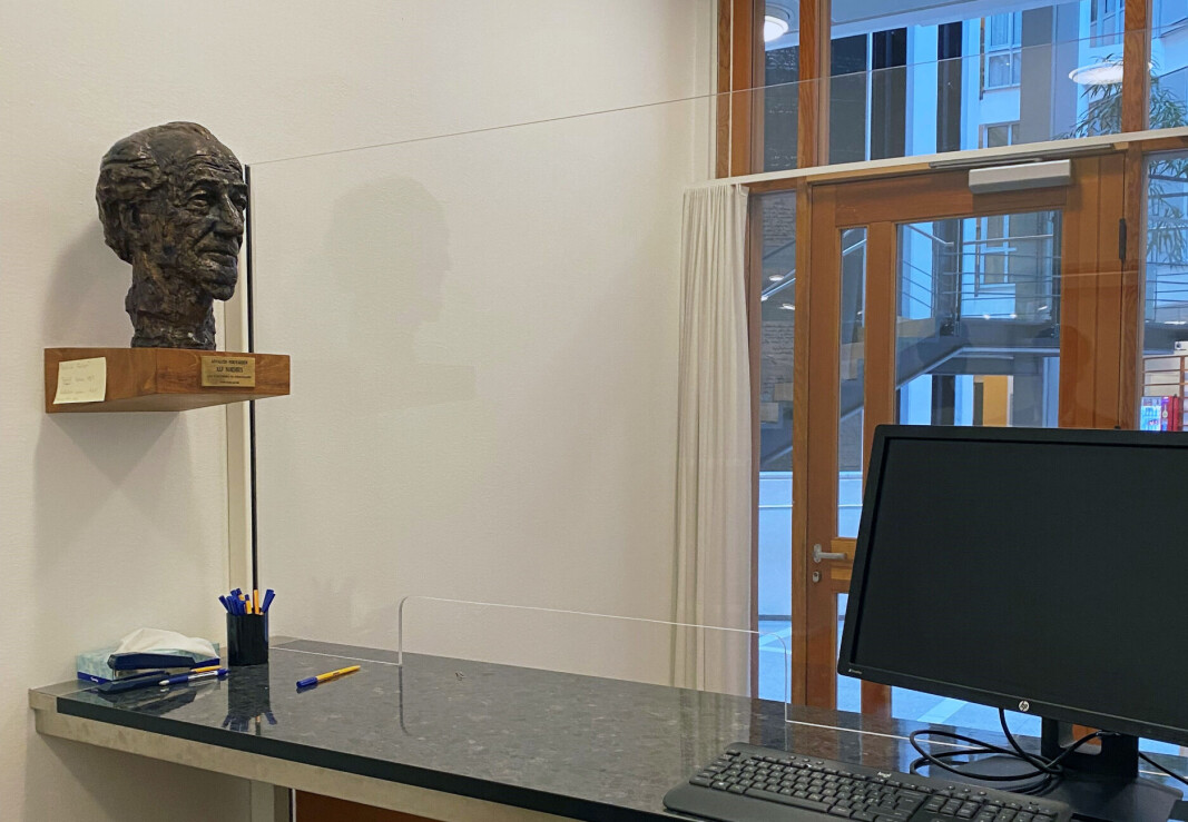 Bysten henger på innsiden av glassveggen i det såkalte forkynnelsesrommet i annen etasje. Bysten henger på innsiden av glassveggen i det såkalte forkynnelsesrommet i annen etasje.