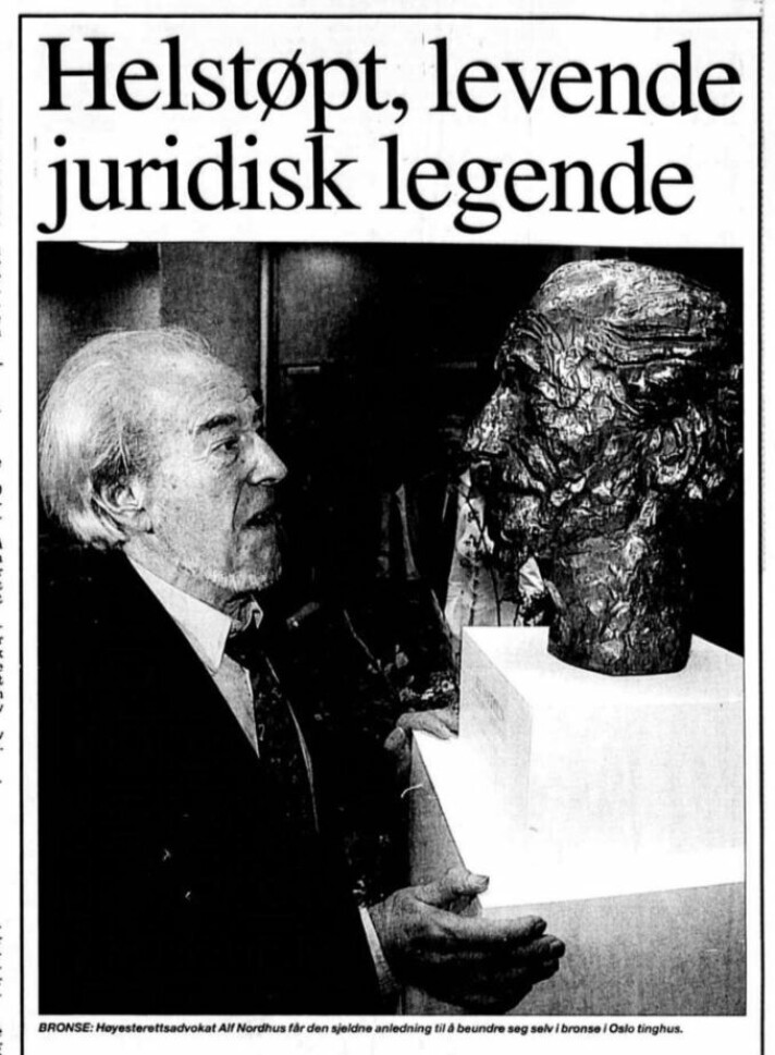 Aftenpostens artikkel fra 26.august 1995 viser at bysten opprinnelig stod på en søyle. Aftenpostens artikkel fra 26.august 1995 viser at bysten opprinnelig stod på en søyle.