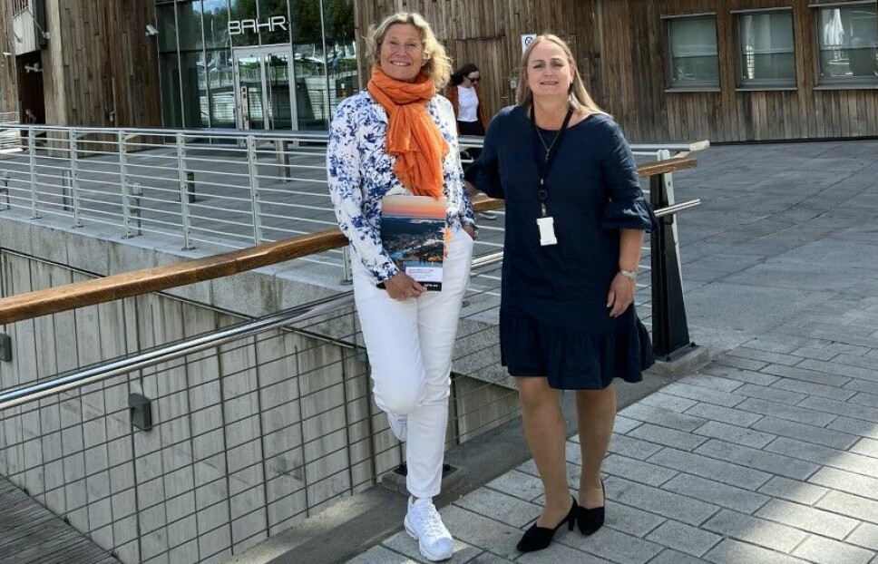 Anne Sofie Bjørkholt og Cathrine Stornæs foran BAHR-bygget.