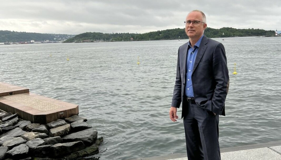 Tarjei Thorkildsen i sitt rette element; i dress og ved sjøen. Tarjei Thorkildsen i sitt rette element; i dress og ved sjøen.