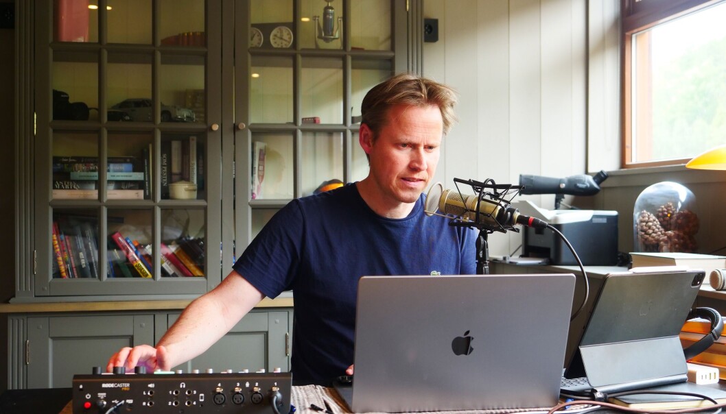 Her spiller Eivind Arntsen inn en episode til podcasten Forhandlingsakademiet. Her spiller Eivind Arntsen inn en episode til podcasten Forhandlingsakademiet.