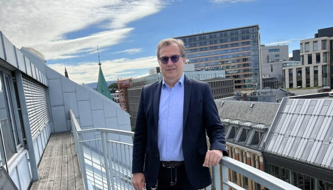 Tilfredsstillelsen ved å kunne hjelpe mennesker som har rett til også å få rett var avgjørende for at jeg begynte på jussen, forteller Anders Brosveet i dette intervjuet. Tilfredsstillelsen ved å kunne hjelpe mennesker som har rett til også å få rett var avgjørende for at jeg begynte på jussen, forteller Anders Brosveet i dette intervjuet.