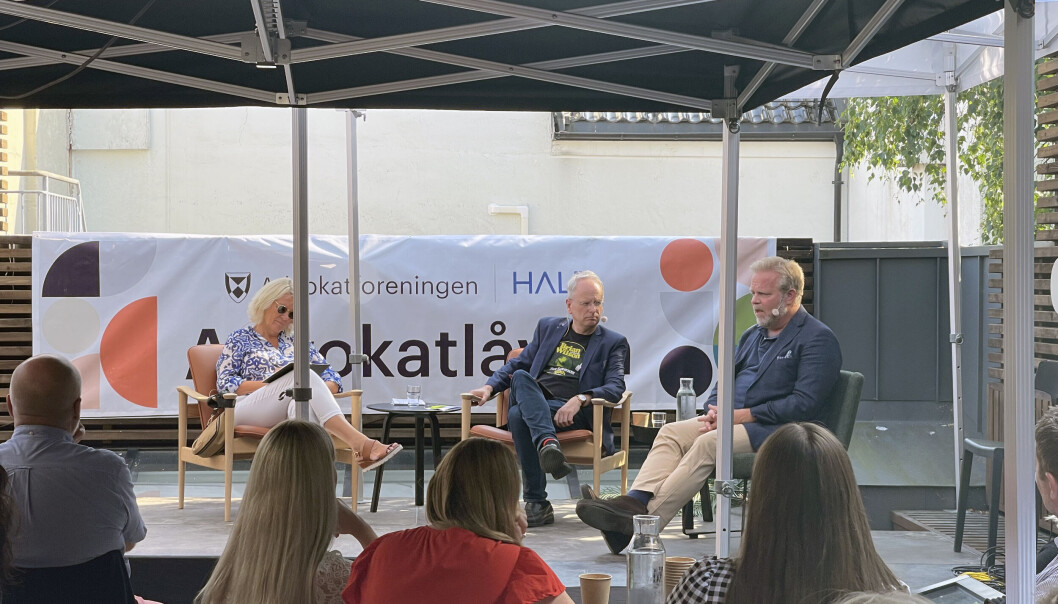 Advokatfirmaet Hald & Co's lokaler er for anledningen omdøpt til Advokatlåven. Advokatfirmaet Hald & Co's lokaler er for anledningen omdøpt til Advokatlåven.