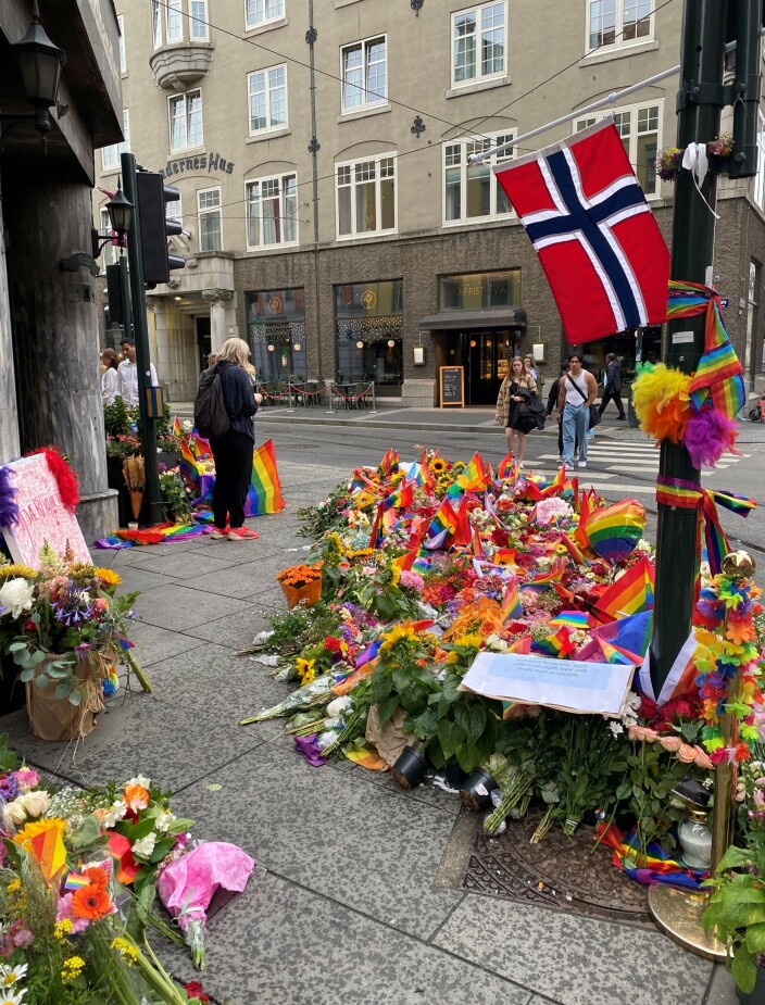 I dagene etter skytingen strømmet folk til å for å legge ned blomster utenfor utestedene der skytingen hadde funnet sted. I dagene etter skytingen strømmet folk til å for å legge ned blomster utenfor utestedene der skytingen hadde funnet sted.