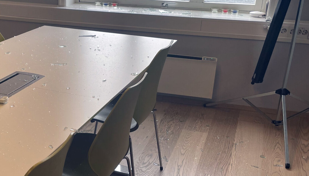 Glassbitene fløy flere meter inn i rommet da dronen kom. Glassbitene fløy flere meter inn i rommet da dronen kom.