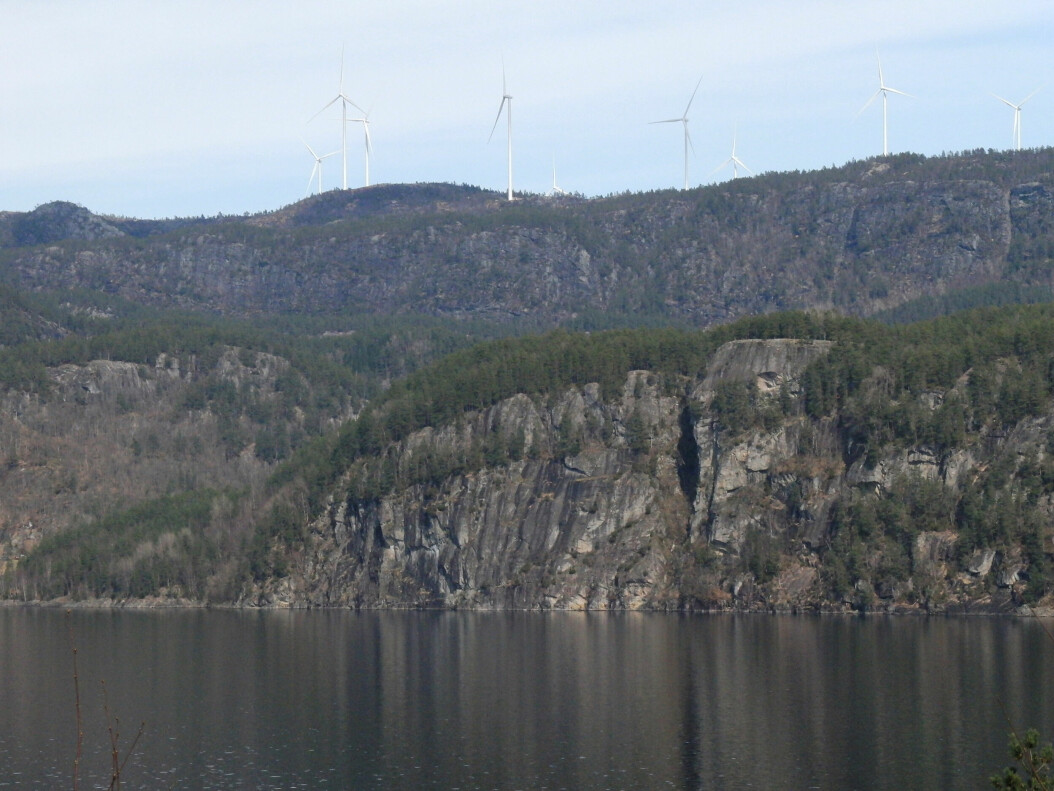 Tonstad vindpark er den største i Sør-Norge, og står over heiene langs Sirdalsvatnet, her sett fra Ramsli.