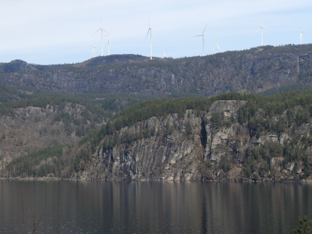 Tonstad vindpark er den største i Sør-Norge, og står over heiene langs Sirdalsvatnet, her sett fra Ramsli. Tonstad vindpark er den største i Sør-Norge, og står over heiene langs Sirdalsvatnet, her sett fra Ramsli.