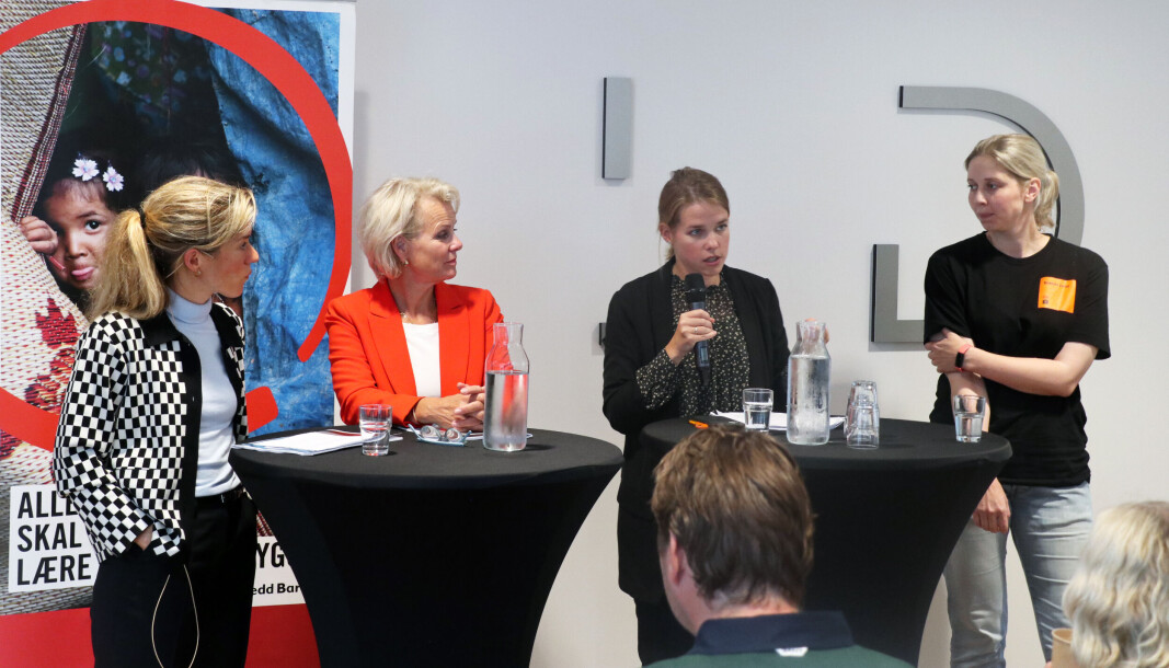 Spesialrådgiver i Redd Barna Sara Eline Grønvold, Advokatforeningens generalsekretær Merete Smith, seniorrådgiver i NIM Kirsten Kolstad Kvalø og prosjektleder i Barnas jurist, Tuva Myklebust Jacobsen. Spesialrådgiver i Redd Barna Sara Eline Grønvold, Advokatforeningens generalsekretær Merete Smith, seniorrådgiver i NIM Kirsten Kolstad Kvalø og prosjektleder i Barnas jurist, Tuva Myklebust Jacobsen.
