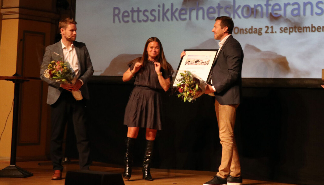 Tom Høgli og Øyvind Alapnes fikk prisen av jury-leder og lagdommer Susann Funderud Skogvang . Tom Høgli og Øyvind Alapnes fikk prisen av jury-leder og lagdommer Susann Funderud Skogvang .