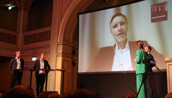 Fra venstre: Bjørn Olav Jahr, Bendik Falch-Koslung, Asbjørn Rachlew (på skjerm), og moderatorene Eva Sannum og Svein Tore Bergestuen. Fra venstre: Bjørn Olav Jahr, Bendik Falch-Koslung, Asbjørn Rachlew (på skjerm), og moderatorene Eva Sannum og Svein Tore Bergestuen.