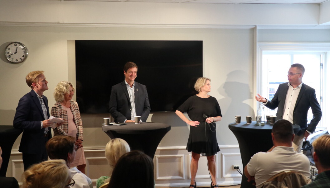 – Jeg skal aldri si «ingen kommentar» når jeg skal kommentere straffesaker. Det er bedre å svare noe annet, selv om det ikke har noe innhold, sa John Christian Elden. Fra v. moderator Vegard Valestrand, Kirsten Bleskestad, John Christian Elden, Grete Lien Metlid og Olav Rønneberg. – Jeg skal aldri si «ingen kommentar» når jeg skal kommentere straffesaker. Det er bedre å svare noe annet, selv om det ikke har noe innhold, sa John Christian Elden. Fra v. moderator Vegard Valestrand, Kirsten Bleskestad, John Christian Elden, Grete Lien Metlid og Olav Rønneberg.