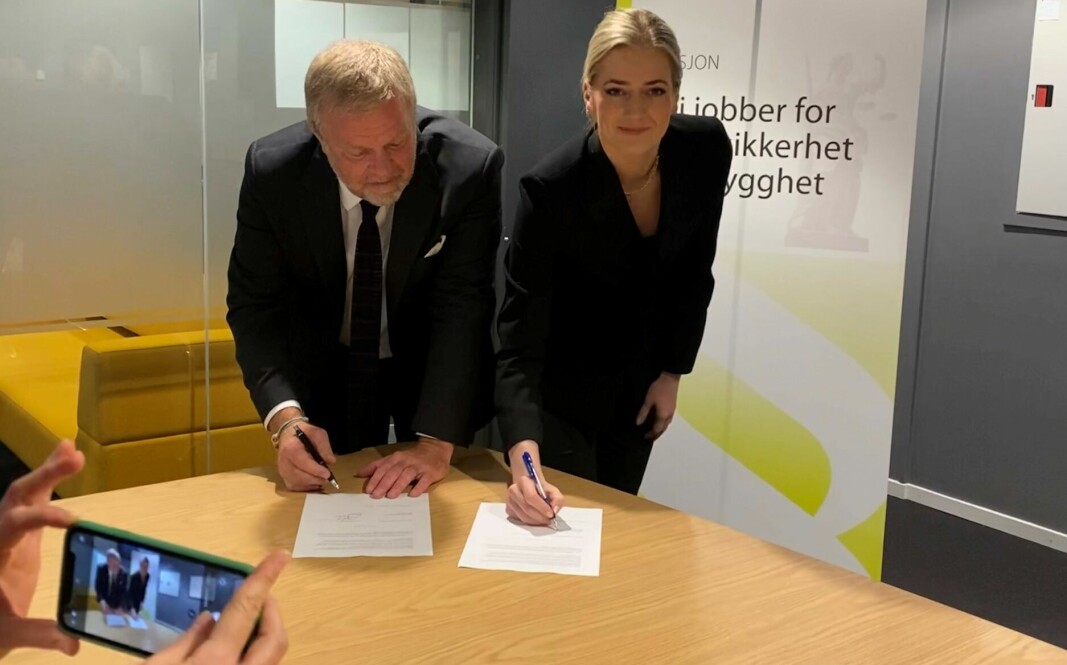 Advokatforeningens leder Jon Wessel-Aas og justisminister Emilie Mehl undertegner avtalen som har som formål å sikre en bærekraftig økning av rettshjelpssatsen.