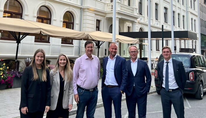 Fra v. Aud-Silje Wæhle og Jule Falk-Larsen fra YA Trøndelag, John Christian Elden, Øystein Myhre Bremset, Inge Ekker Bartnes og YA-leder Thomas Hoff Myhr utenfor Britannia Hotel i Trondheim. Fra v. Aud-Silje Wæhle og Jule Falk-Larsen fra YA Trøndelag, John Christian Elden, Øystein Myhre Bremset, Inge Ekker Bartnes og YA-leder Thomas Hoff Myhr utenfor Britannia Hotel i Trondheim.