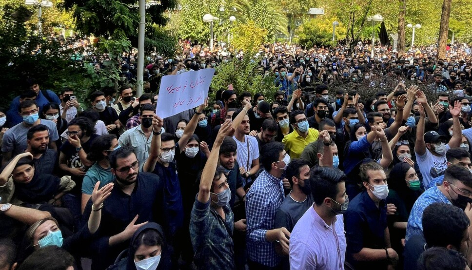 Studenter ved Amirkabir University of Technology i Teheran demonstrerte mot den islamske republikken og hijabpåbudet.