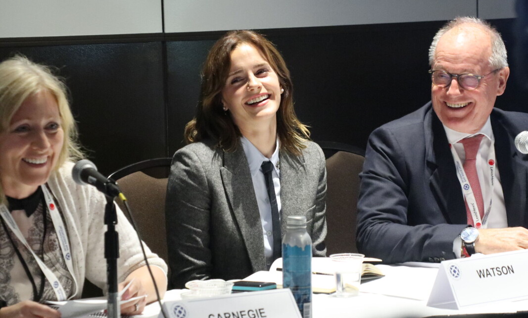Emma Watson (i midten) hadde selskap av sin far, Christopher Watson (t.h.), i panelet. Han jobber som advokat i advokatfirmaet CMS i London og er med i IBAs mangfolds- og inkluderingsråd. CMS er for øvrig også representert i Norge som CMS Kluge. Med i rådet er også den britiske advokaten Sara Carnegie (t.v.). Emma Watson (i midten) hadde selskap av sin far, Christopher Watson (t.h.), i panelet. Han jobber som advokat i advokatfirmaet CMS i London og er med i IBAs mangfolds- og inkluderingsråd. CMS er for øvrig også representert i Norge som CMS Kluge. Med i rådet er også den britiske advokaten Sara Carnegie (t.v.).